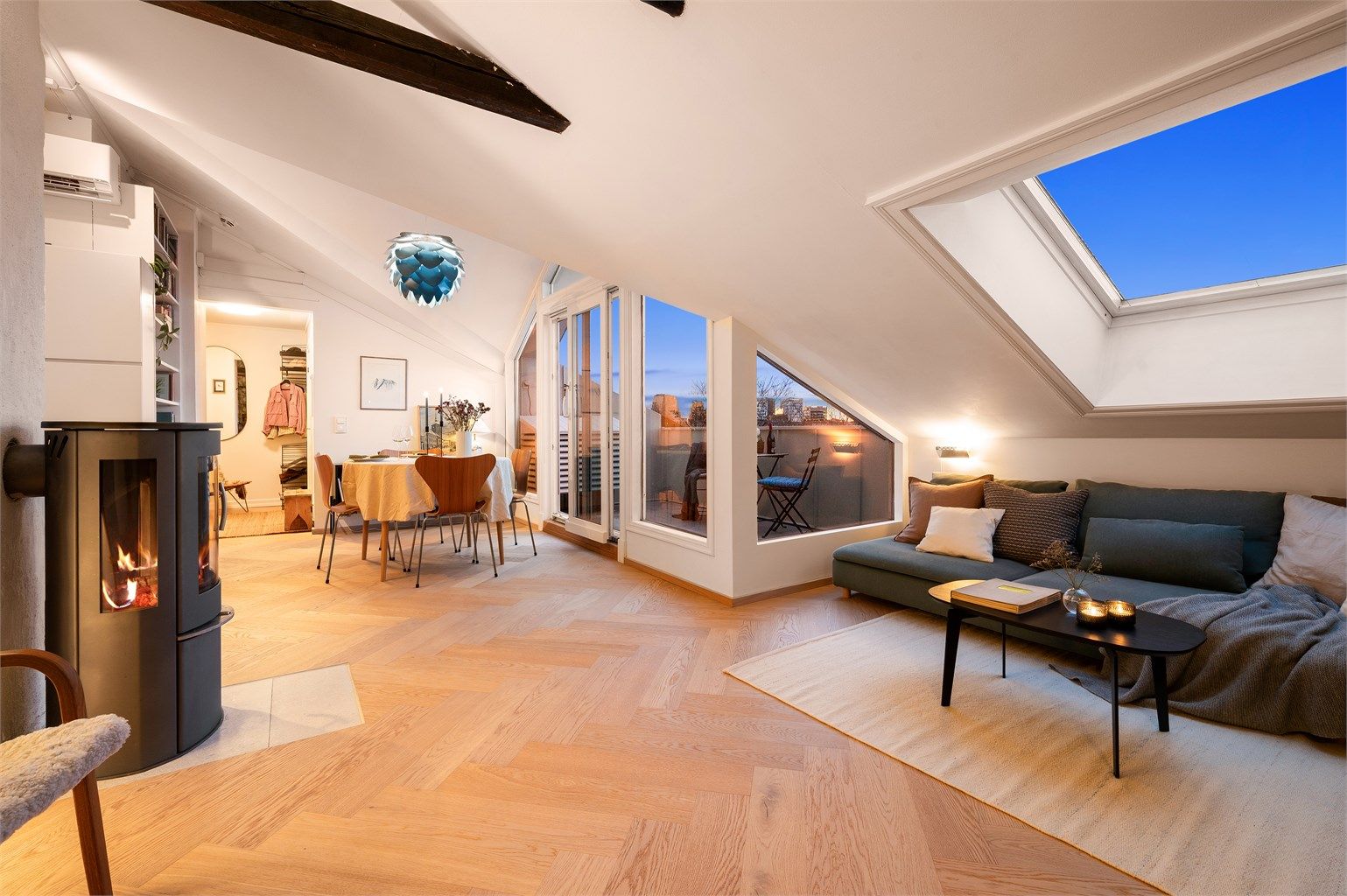 En åpen planløsning og en sjenerøs takhøyde på opptil 2,86 meter gir en luftig atmosfære.