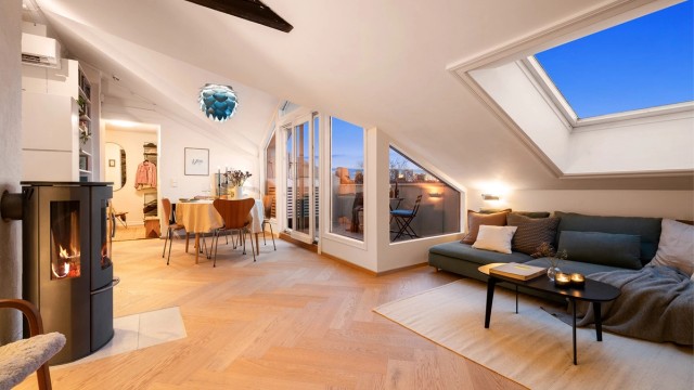 En åpen planløsning og en sjenerøs takhøyde på opptil 2,86 meter gir en luftig atmosfære.