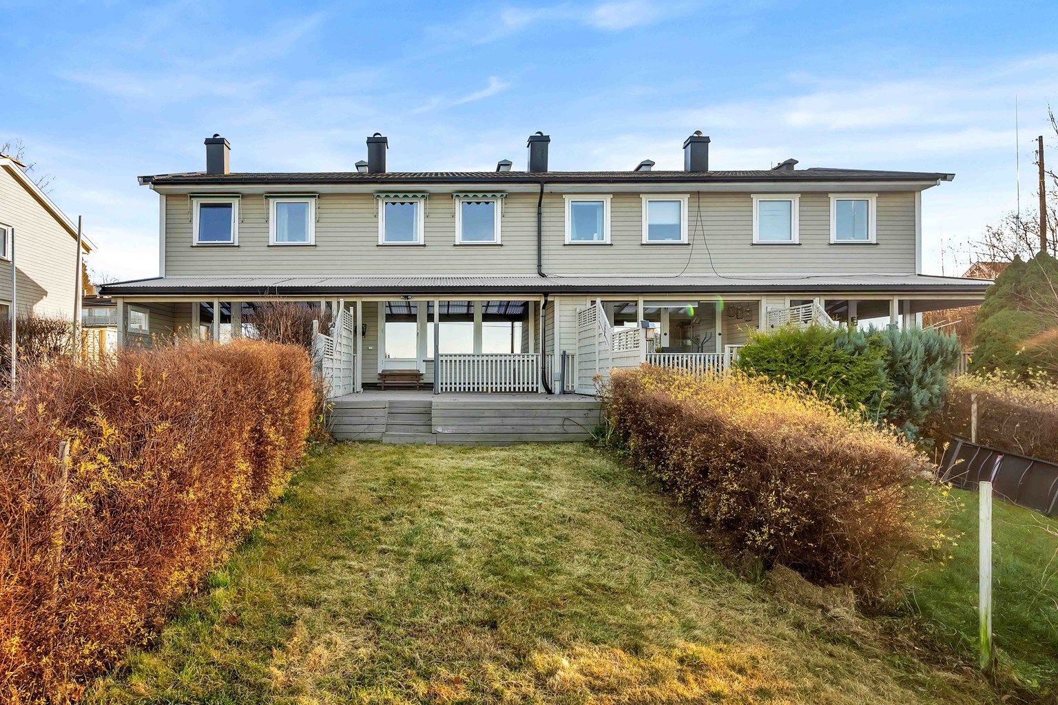 Rekkehuset er beligget i et attraktivt og særdeles barnevennlig område, sentralt i Haugsbygd. 