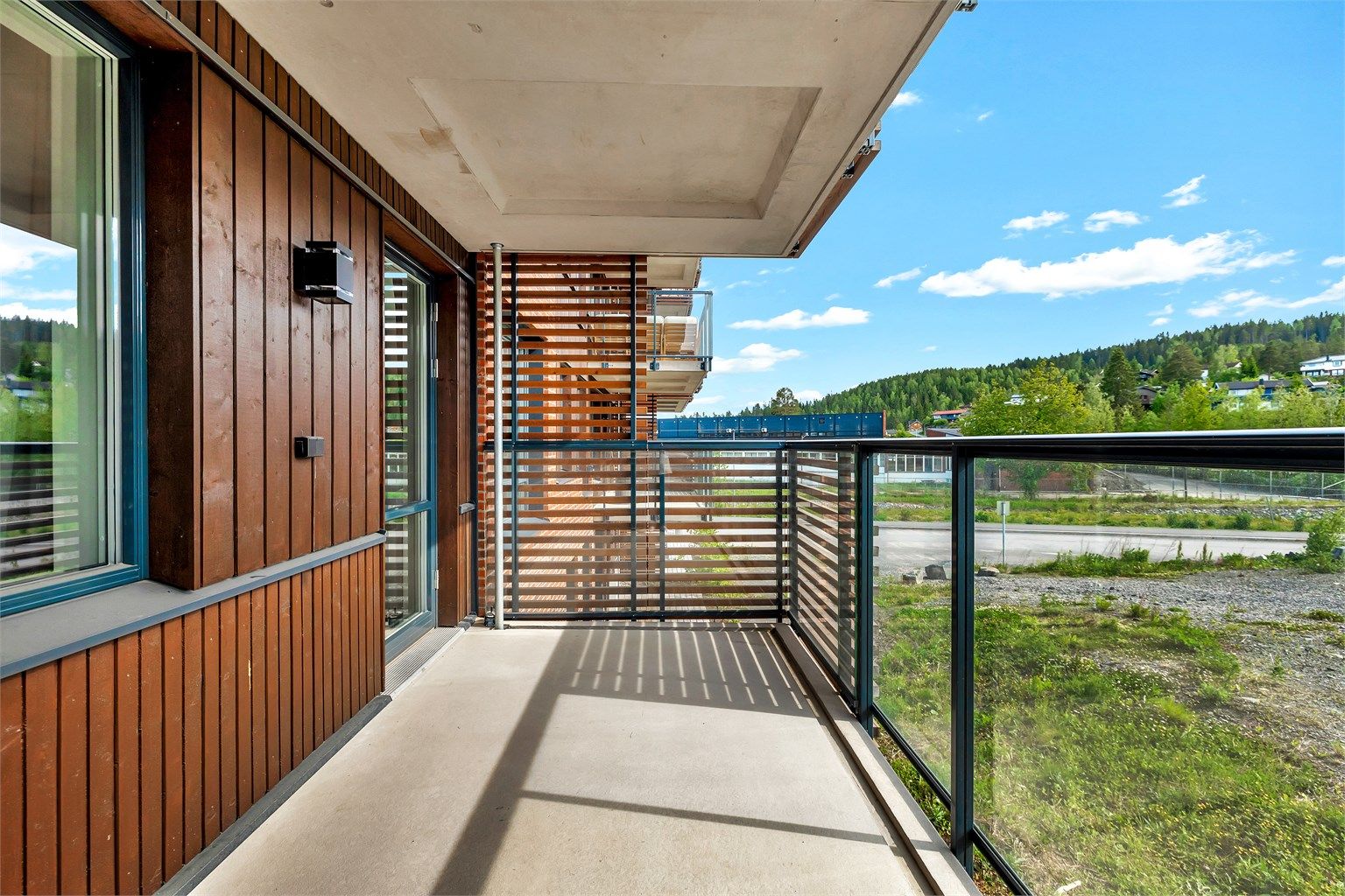 Eiendomsmegler Krogsveen v/ Vegard Gran-Andersen ønsker deg velkommen til Åslia 11, en stilfull og moderne 2-roms selveierleilighet med balkong og parkeringsplass. 