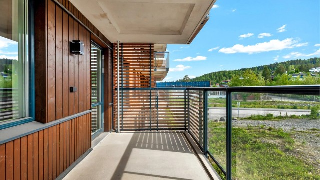 Eiendomsmegler Krogsveen v/ Vegard Gran-Andersen ønsker deg velkommen til Åslia 11, en stilfull og moderne 2-roms selveierleilighet med balkong og parkeringsplass.