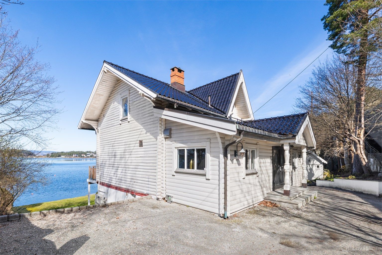 Boligen er oppført i 1901 og har yttervegger i trekonstruksjoner, tømmer og maskinlaft.
