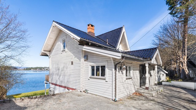 Boligen er oppført i 1901 og har yttervegger i trekonstruksjoner, tømmer og maskinlaft.