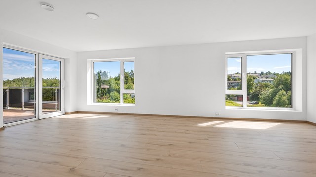 2. etasje inneholder en stor stue med utgang til terrasse, 2 soverom og bad. Denne etasjen har knapt vært benyttet og fremstår nærmest som ny.