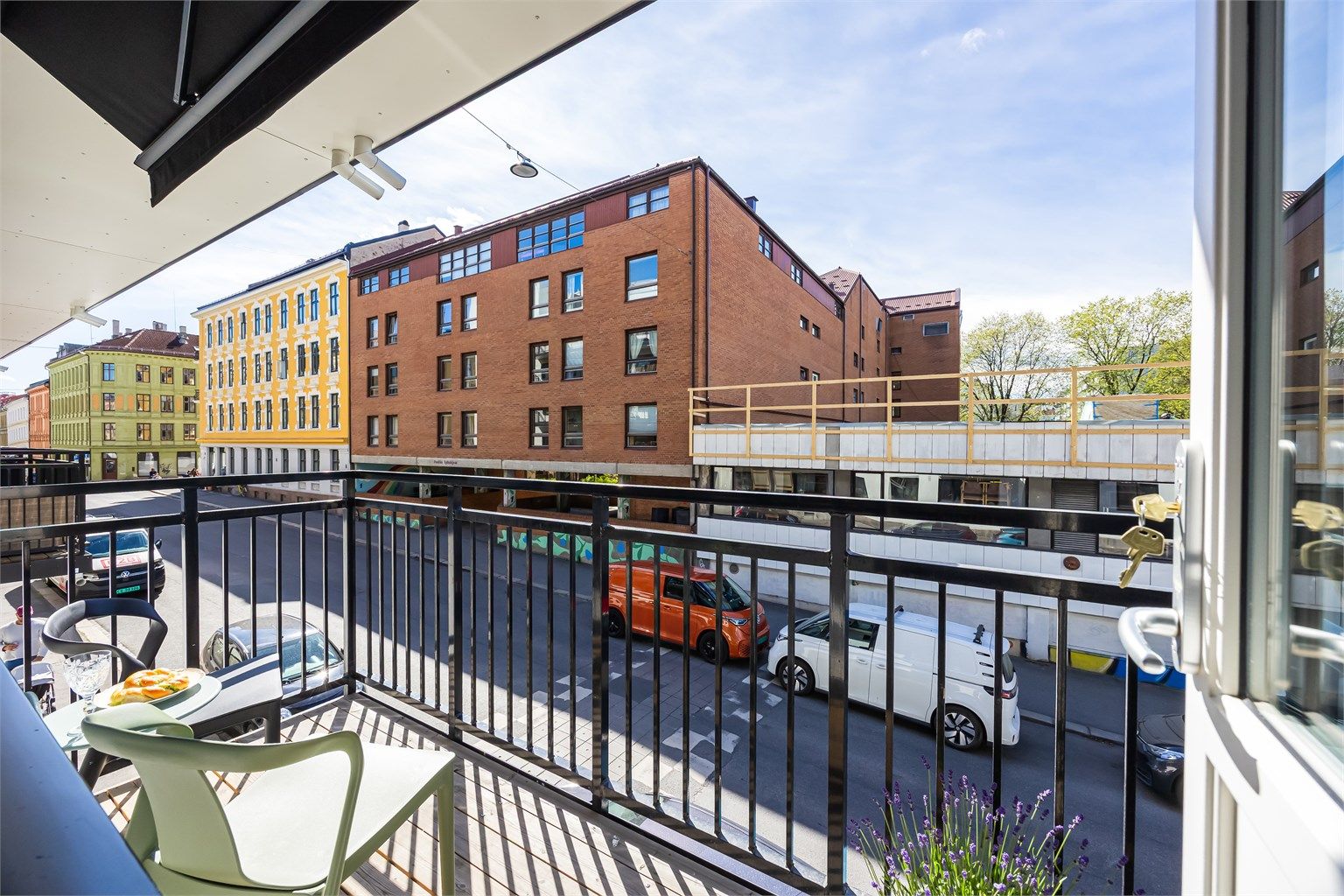 Med utgang fra stue/kjøkken er det en herlig balkong med god plass til ønsket utemøblement.