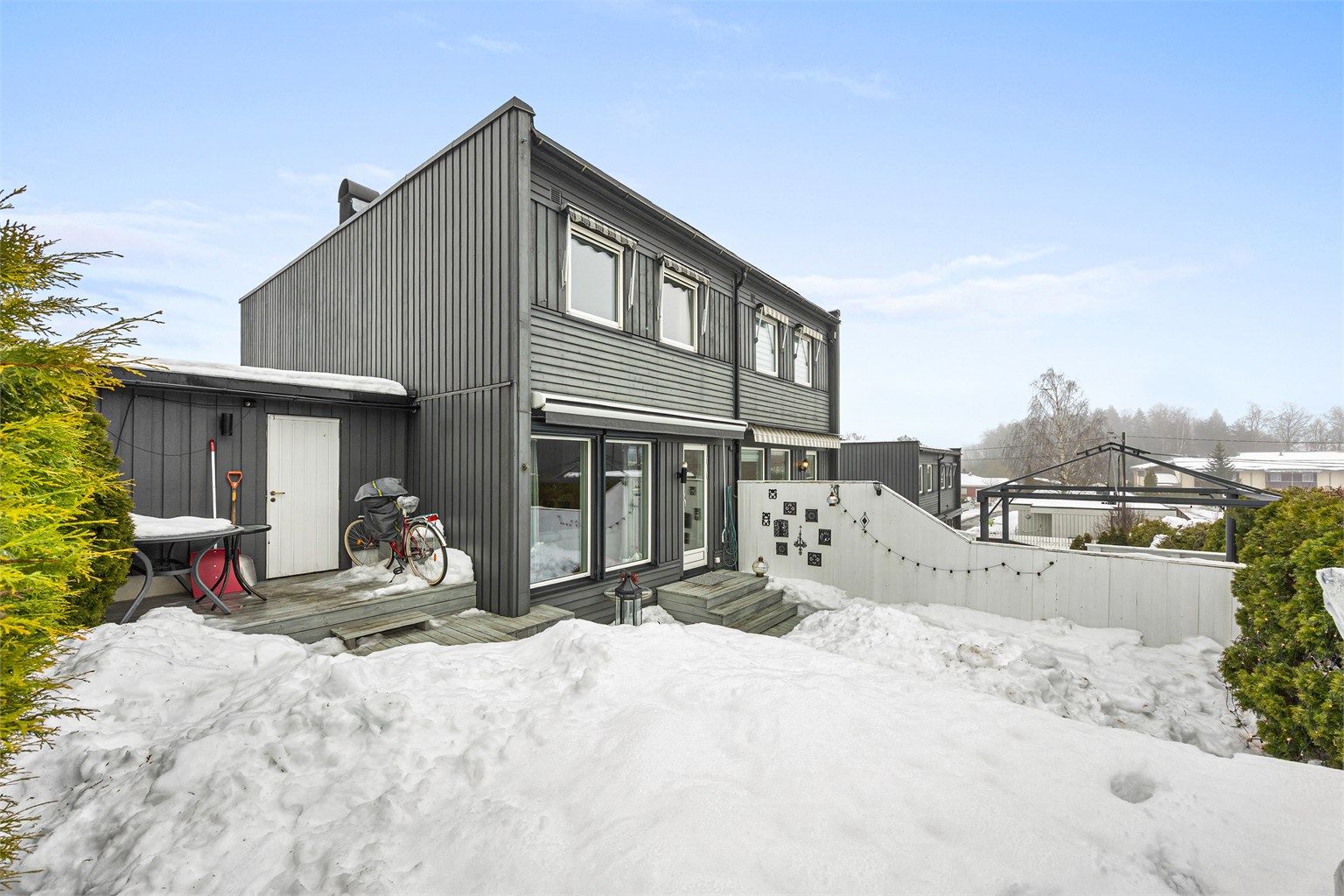 Boligen har en stor, sørvendt terrasse på ca. 60 m² som gir gode solforhold.