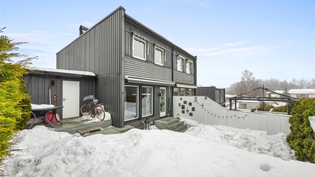 Boligen har en stor, sørvendt terrasse på ca. 60 m² som gir gode solforhold.