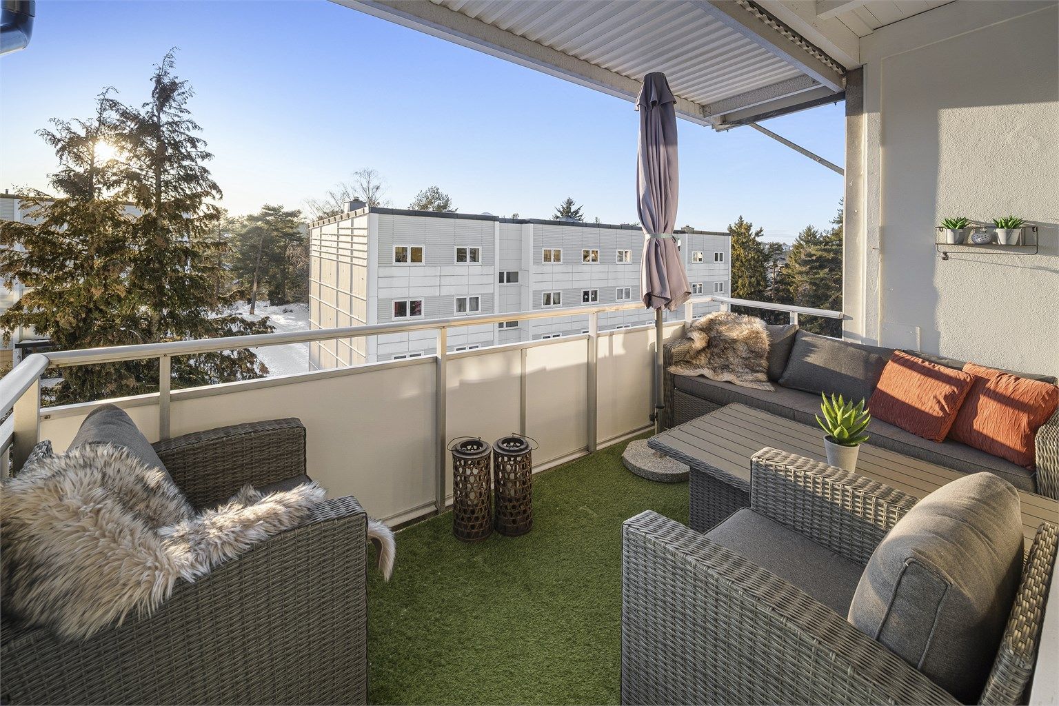 Fra stuen er det utgang til en solrik og vestvendt balkong.