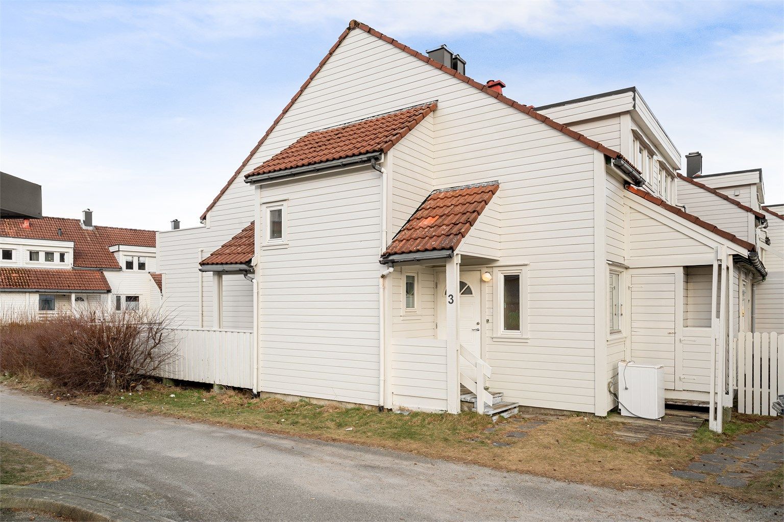 Her får man bla. fast parkering i lukket anlegg, flotte fellesarealer i brl og kort gangavstand til alt man trenger