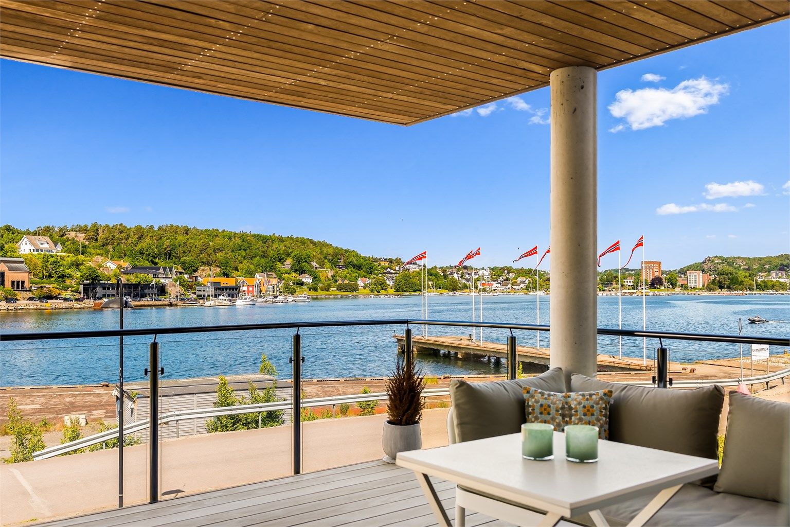 Den solrike balkongen er perfekt for grilling på varme sommerkvelder, sosiale sammenkomster, eller bare for å nyte utsikten mot sjøen og havnebassenget.