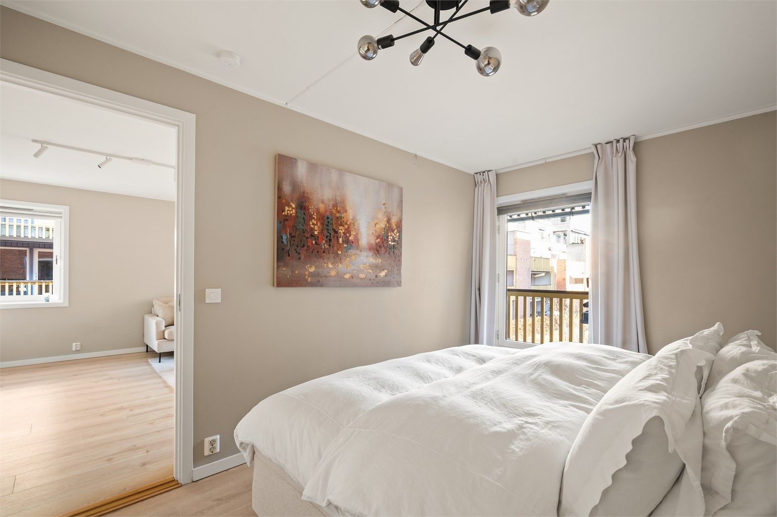 Lyse, malte overflater gir et godt utgangspunkt for personlig innredning.