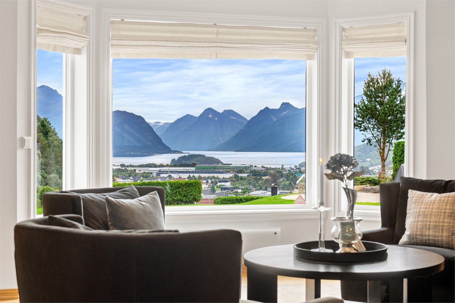 Fra stuen er det flott utsikt mot fjord og fjell