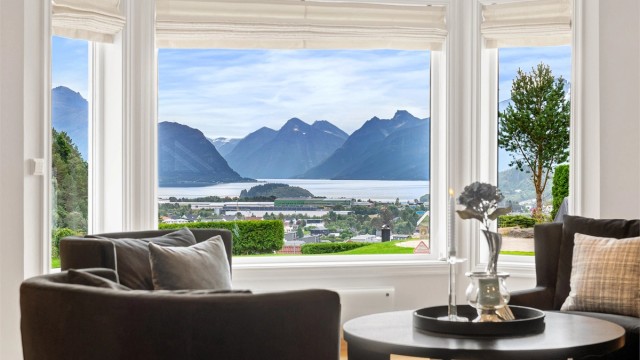 Fra stuen er det flott utsikt mot fjord og fjell