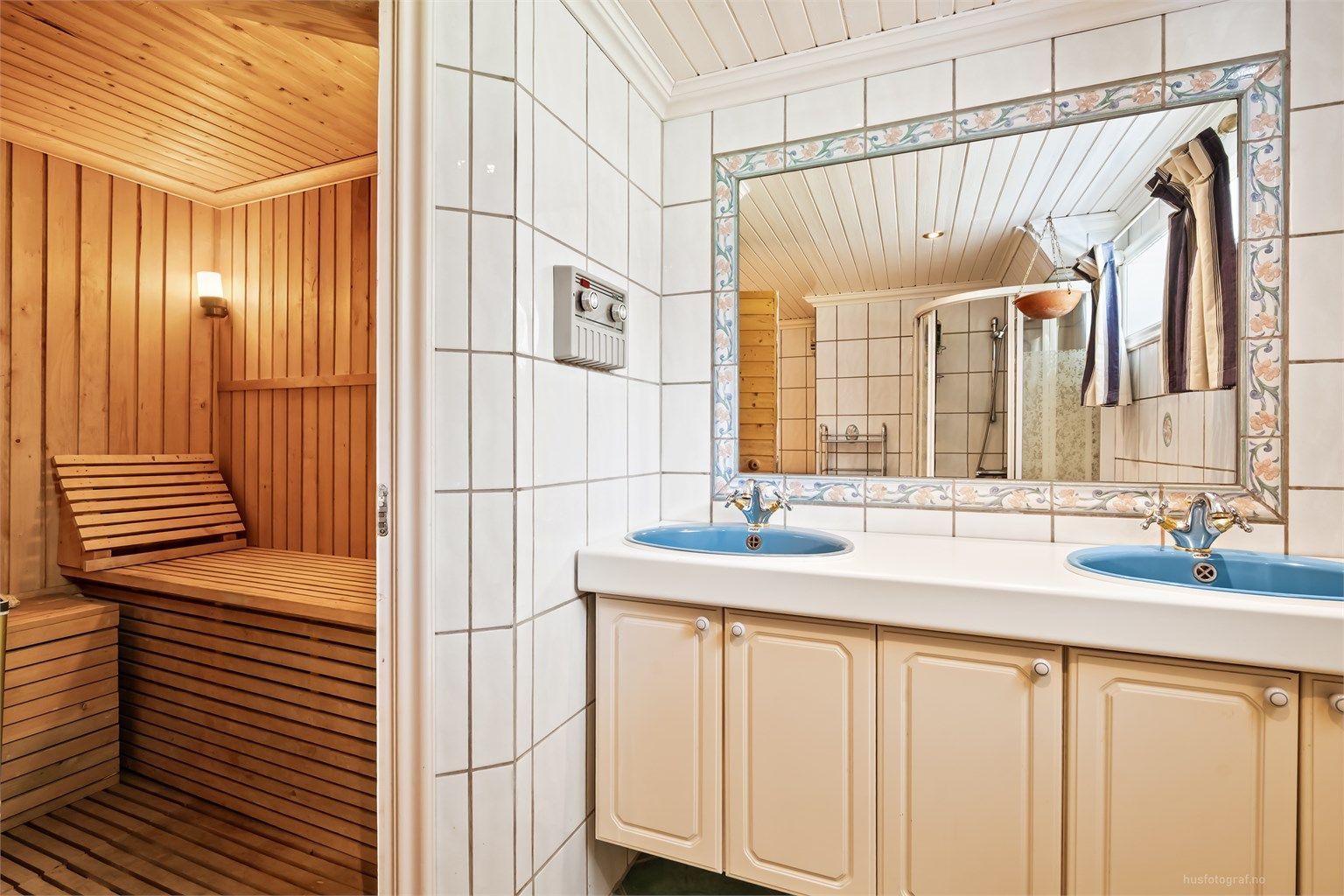 Fra badet er det direkte adkomst til badstuen.