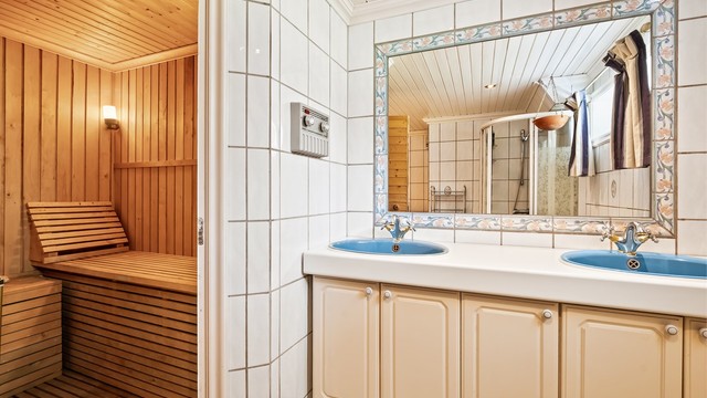Fra badet er det direkte adkomst til badstuen.