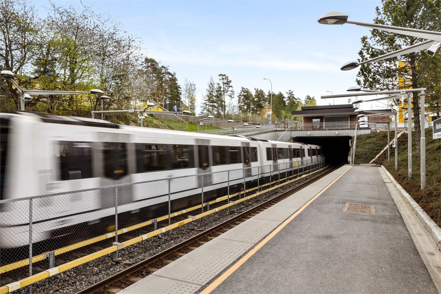 Umiddelbar nærhet til både Munkelia T-banestasjon og til bussholdeplass