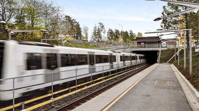 Umiddelbar nærhet til både Munkelia T-banestasjon og til bussholdeplass