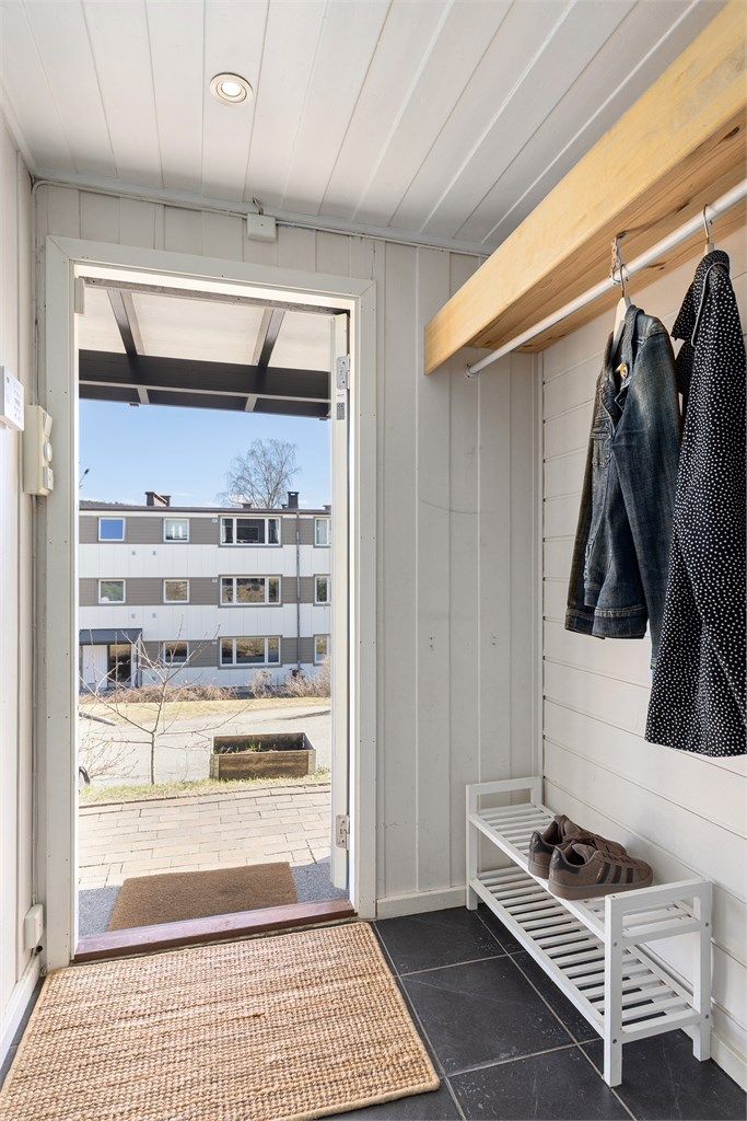 Entréen har flislagt gulv med gulvvarme 