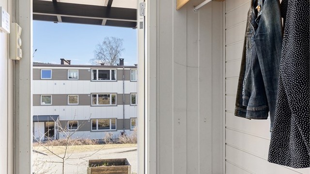 Entréen har flislagt gulv med gulvvarme