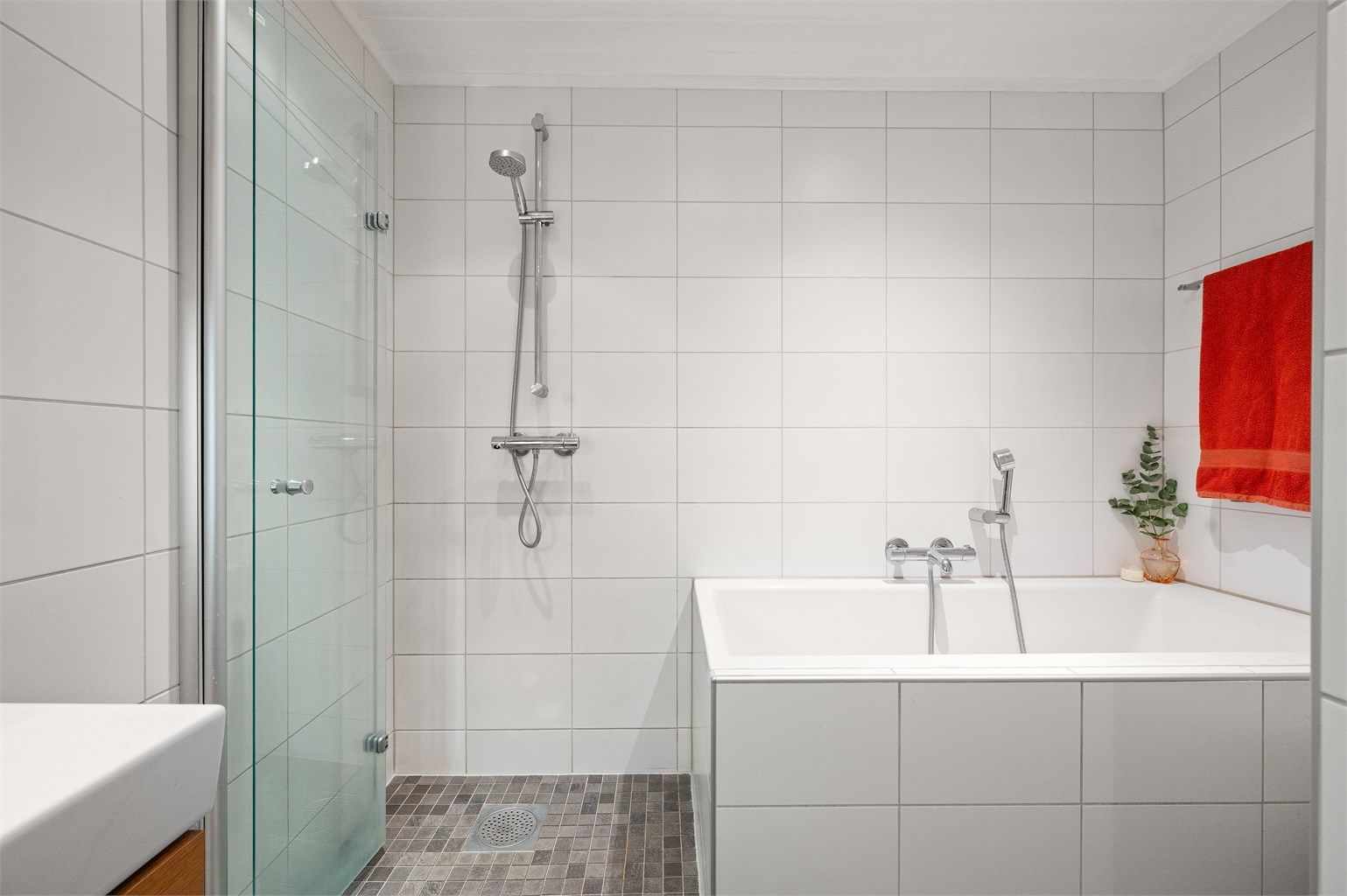 I samme etasje som soverommene ligger boligens bad, renovert i 2008. Mekanisk avtrekk sørger for godt inneklima, og baderomsviften ble skiftet ut i 2023.