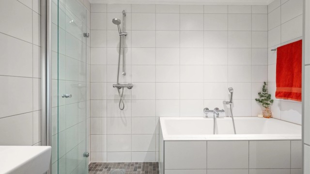 I samme etasje som soverommene ligger boligens bad, renovert i 2008. Mekanisk avtrekk sørger for godt inneklima, og baderomsviften ble skiftet ut i 2023.