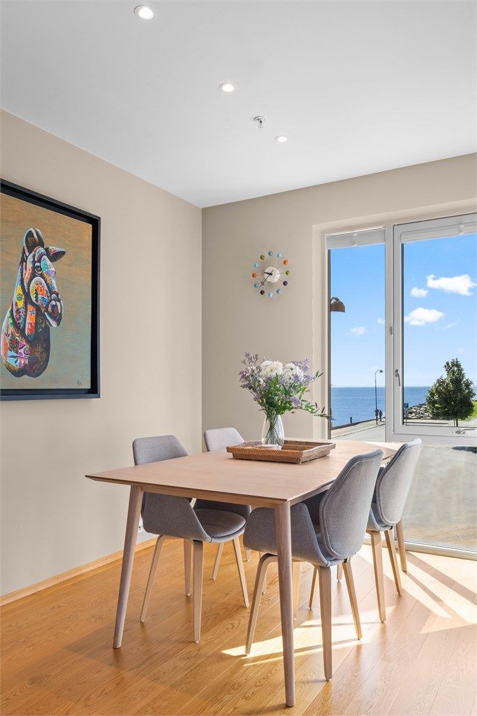 Et naturlig sted for å møblere med spisebord, her er det god plass til både venner og familie