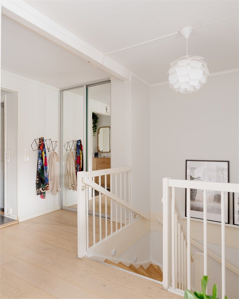  God plass til yttertøy i skyvedørsgarderobe. 