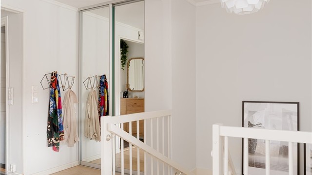 God plass til yttertøy i skyvedørsgarderobe.