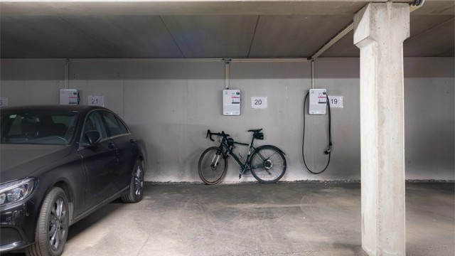 Det medfølger en parkeringsplass i felles garasjeanlegg, plass nr. 20. Parkeringsplassen er utstyrt med elbil-lader.