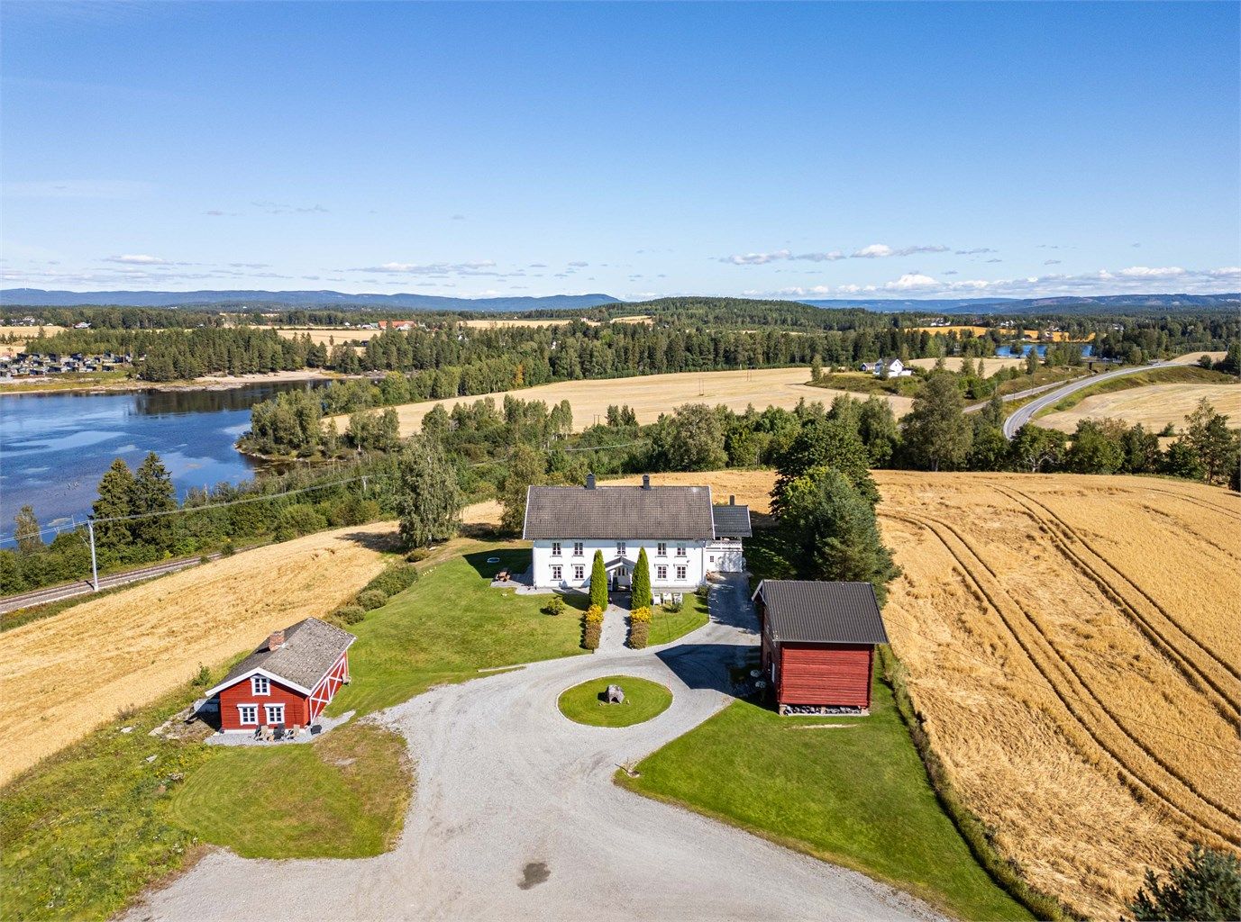Tunet med våningshus, stabbur og bryggerhus, sett fra luften.