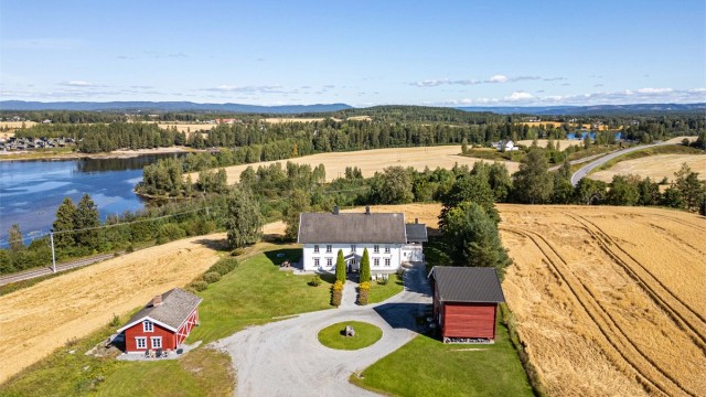 Tunet med våningshus, stabbur og bryggerhus, sett fra luften.