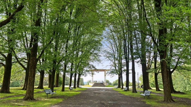 Torshovparken, en av byens flotteste parker, ligger også en kort spasertur unna