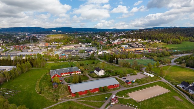I nærområdet eksisterer et rikt tilbud av fritidsaktiviteter, deriblant ballidrett og ridning.