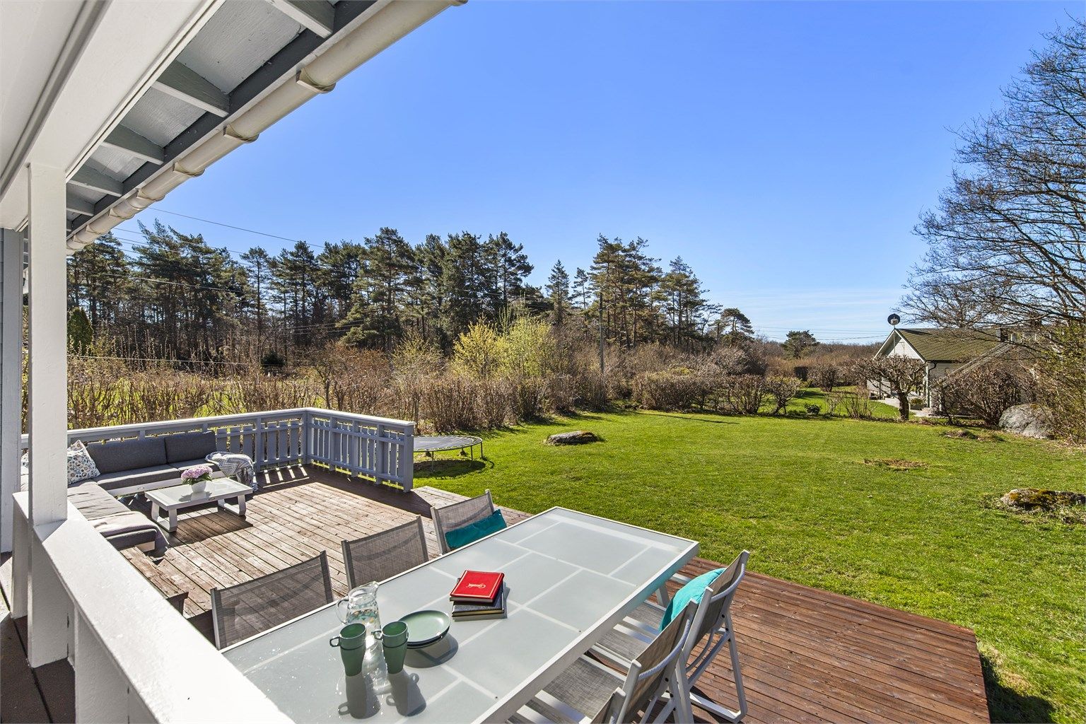 Fra terrassen har du utsikt over den store, private hagen. Her kan du lage din egen lille "oase".