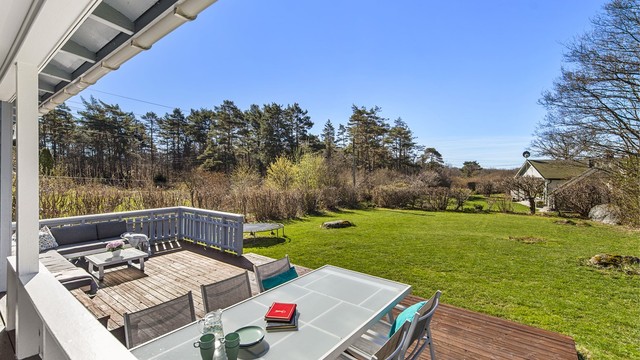 Fra terrassen har du utsikt over den store, private hagen. Her kan du lage din egen lille "oase".