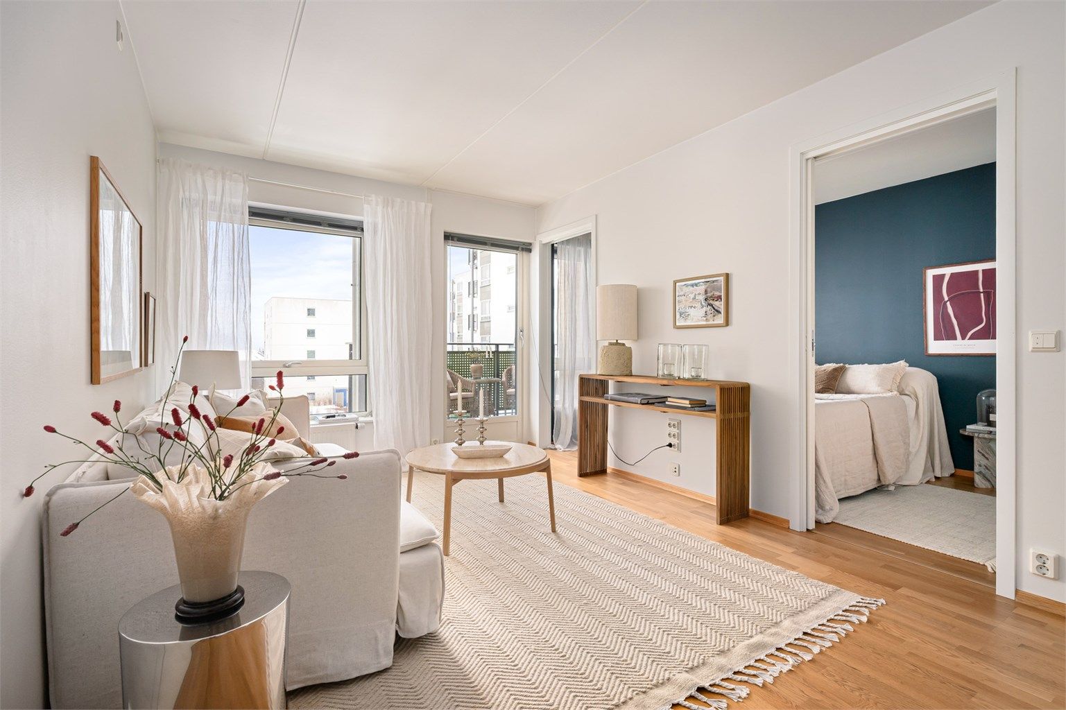 Det er rikelig med lysinnslipp gjennom store vindusflater som skaper en åpen og luftig romfølelse. 