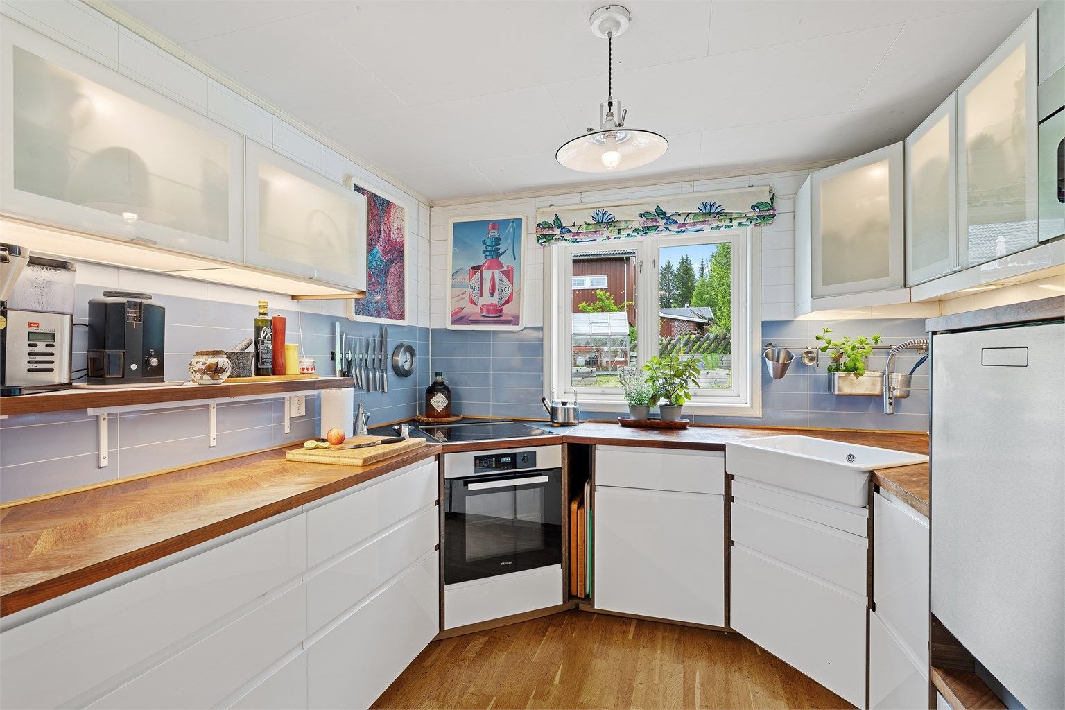 Innredningen har glatte fronter og benkeplate med laminert overflate,