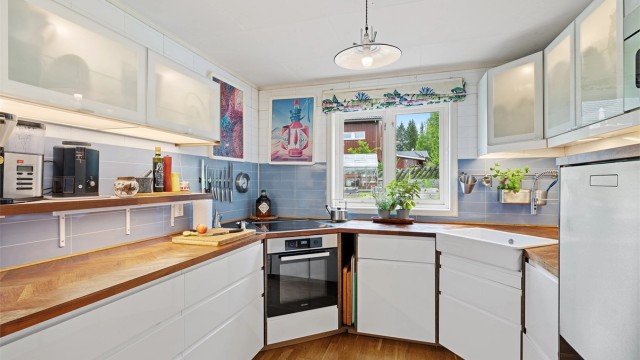 Innredningen har glatte fronter og benkeplate med laminert overflate,