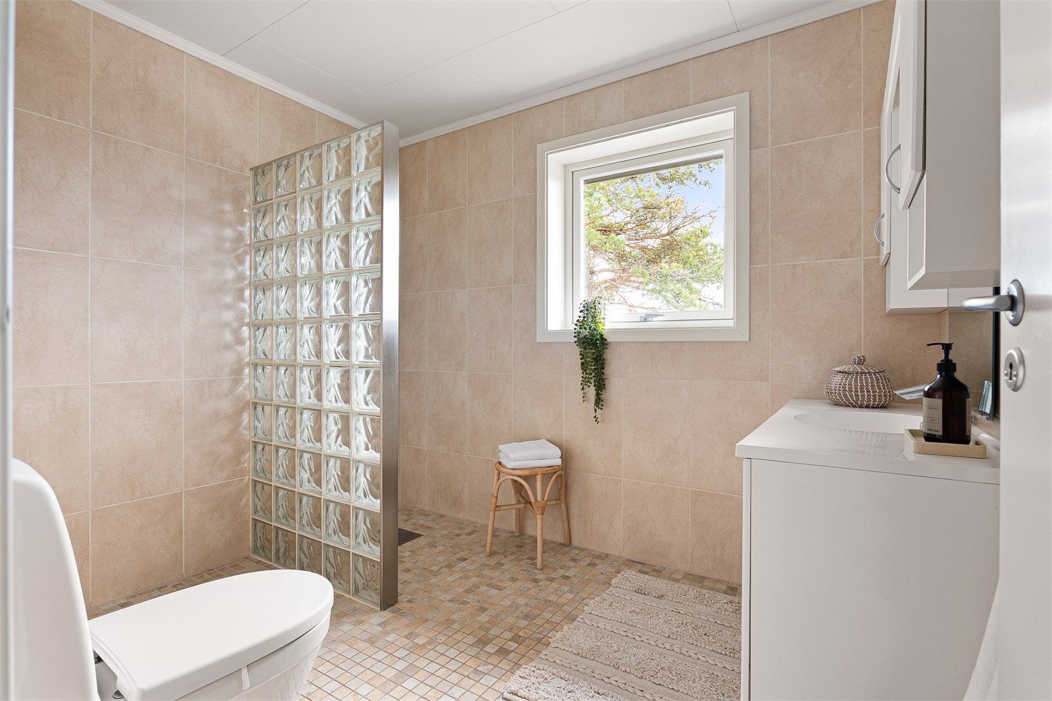 Badet i første etasje ble renovert i 2003. Gulv og vegger er utført med fliser i lyse nyanser, gulvet også med varme.