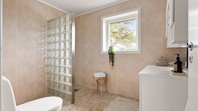 Badet i første etasje ble renovert i 2003. Gulv og vegger er utført med fliser i lyse nyanser, gulvet også med varme.