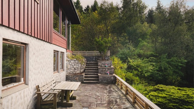 En av eiendommens mange fine uteplasser