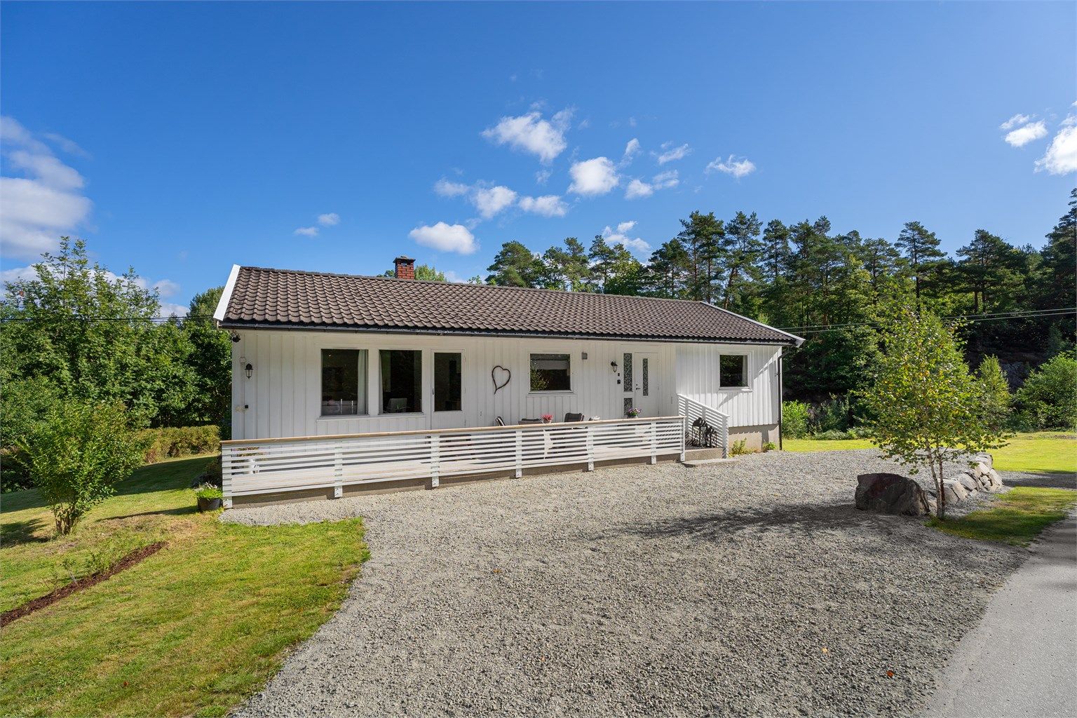 Gruslagt gårdstun med god plass til parkering av biler