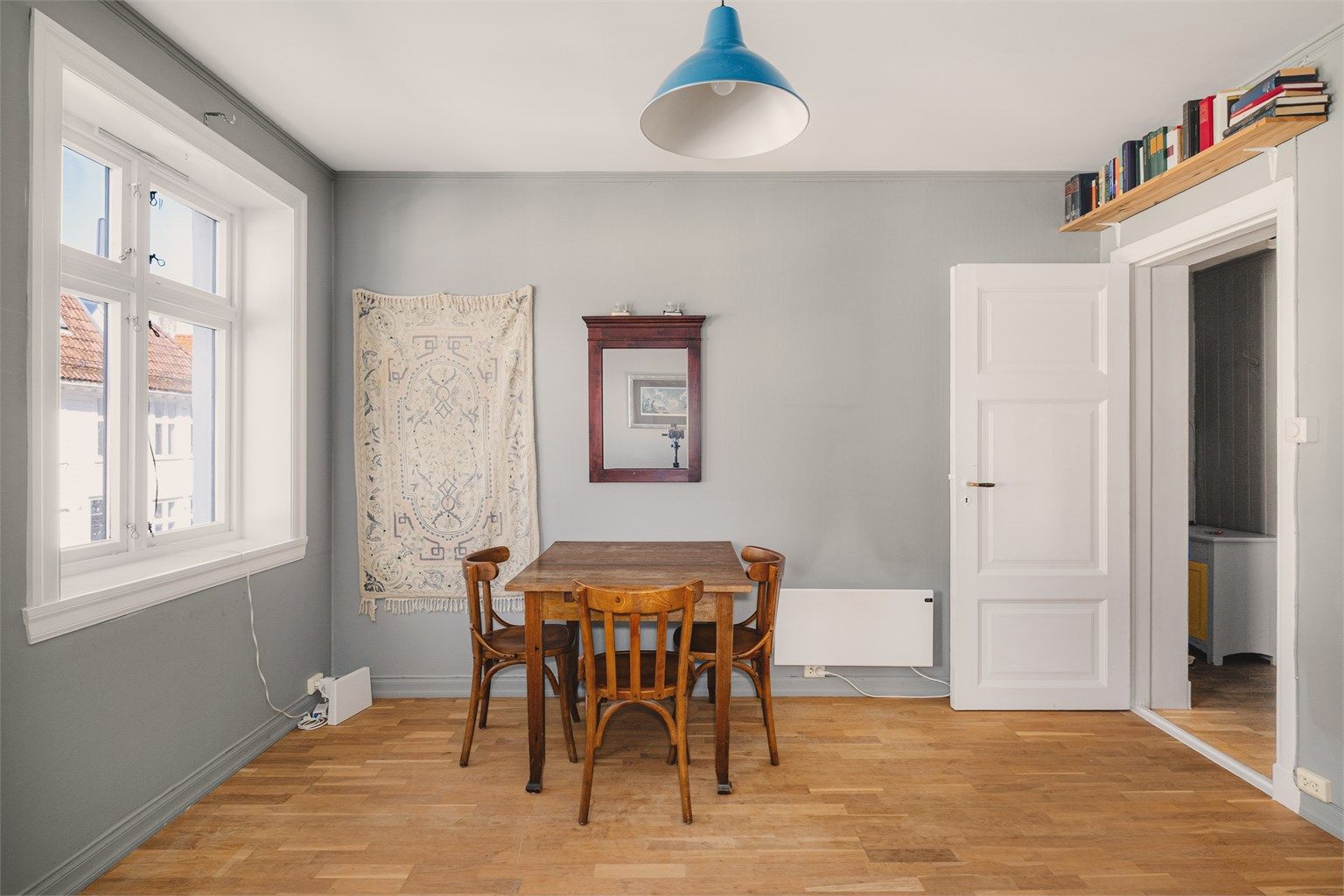 Stuen har plass til både spisebord og en egen sofakrok.