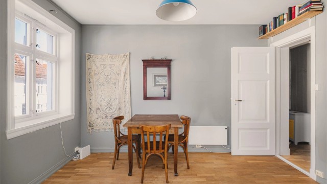 Stuen har plass til både spisebord og en egen sofakrok.
