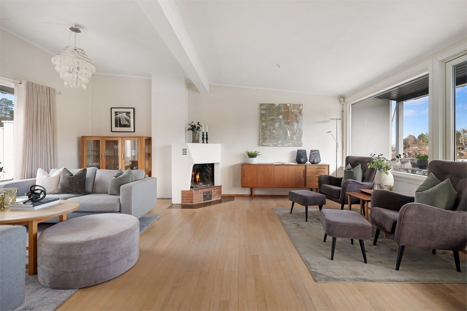 Stuen oppleves lys og luftig, og har gode møbleringsmuligheter