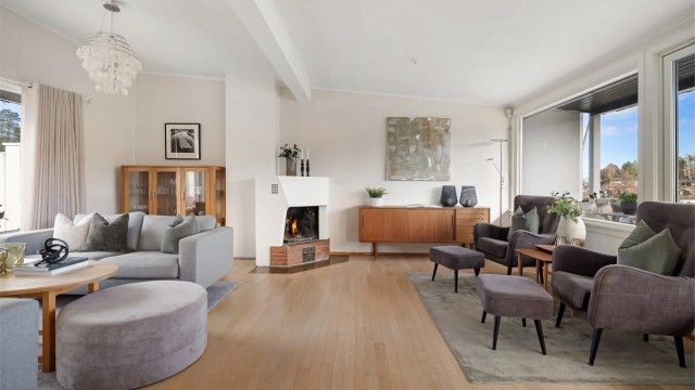 Stuen oppleves lys og luftig, og har gode møbleringsmuligheter