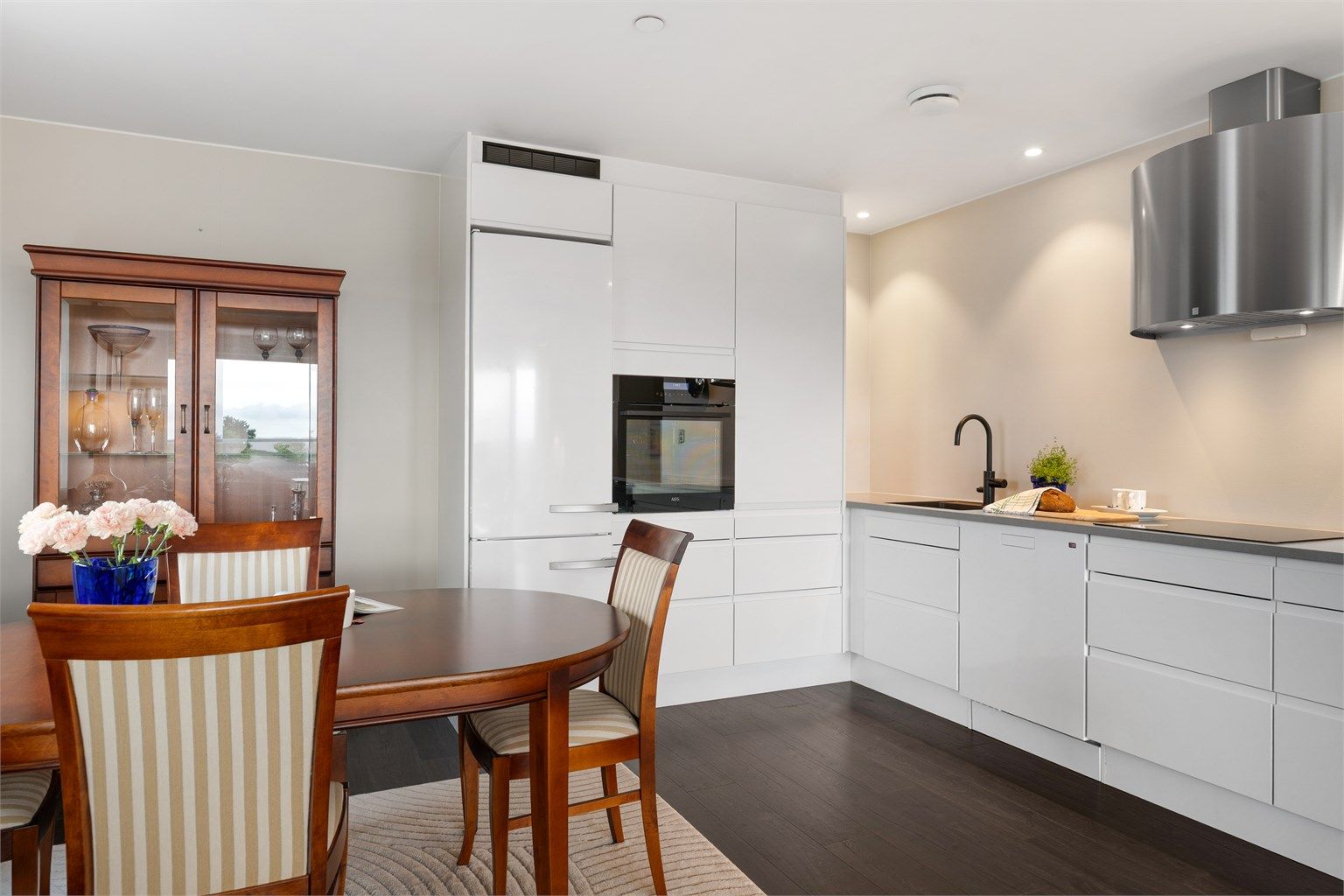 Kjøkken og stue i åpen løsning. 