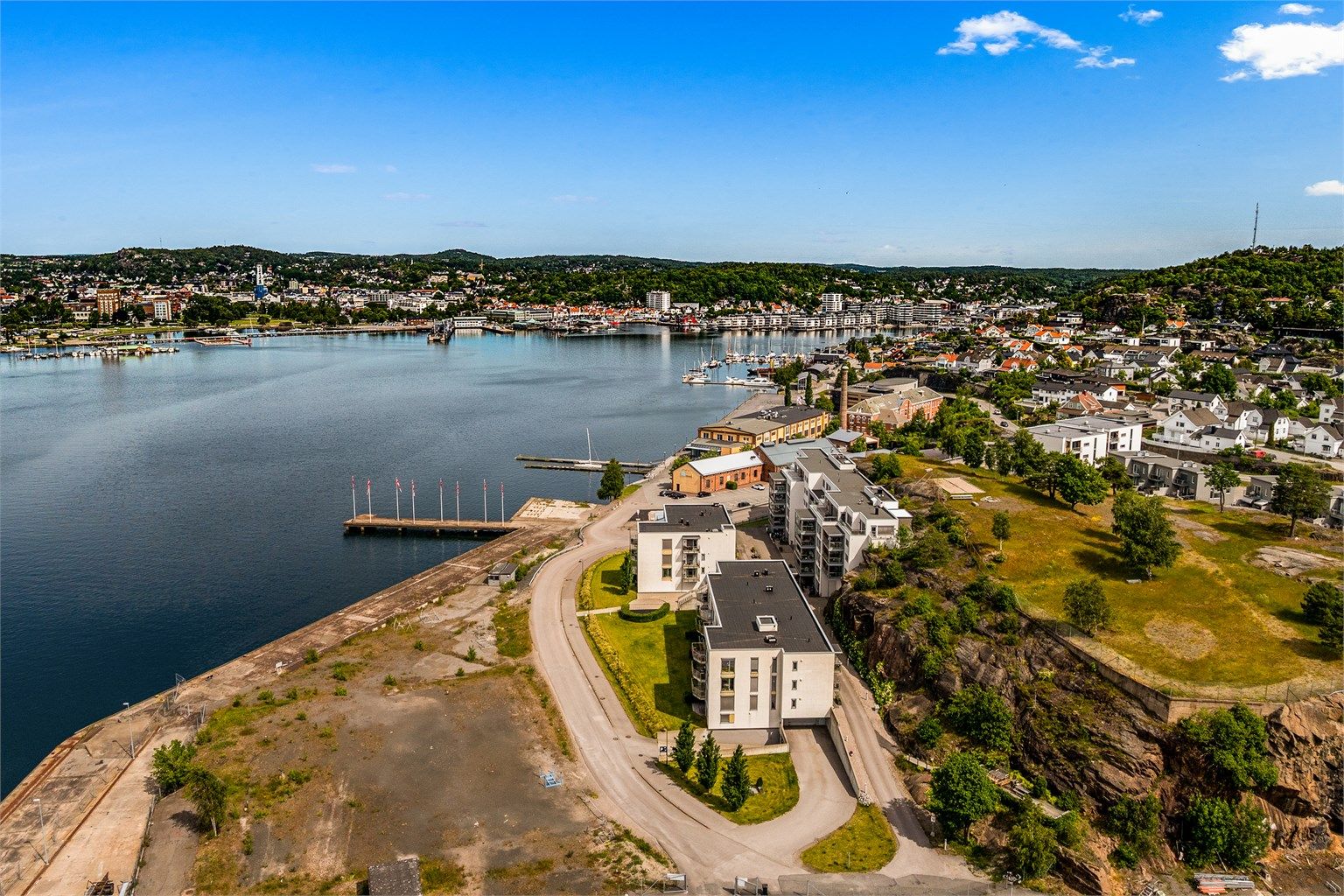  Her bor du med kort vei til alt du trenger i hverdagen. Dagligvarebutikker, barnehager, skoler, seniorsenter, idrettsanlegg og båthavn er alle innen gangavstand. Og det beste av alt: Sandefjord sentrum ligger kun noen minutter unna.