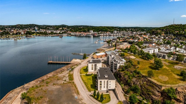 Her bor du med kort vei til alt du trenger i hverdagen. Dagligvarebutikker, barnehager, skoler, seniorsenter, idrettsanlegg og båthavn er alle innen gangavstand. Og det beste av alt: Sandefjord sentrum ligger kun noen minutter unna.