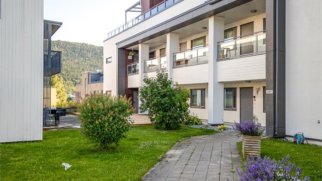 Leiligheten ligger i byggets 1. etasje med trappefri adkomst